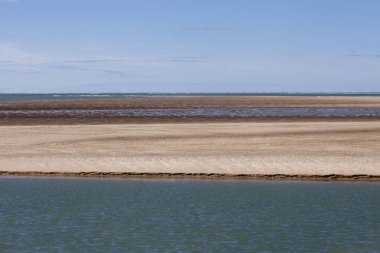 Deniz kıyısı manzarası, su, kumsal ve beyaz bulut, Royan, Fransa yakınlarında garonne halis