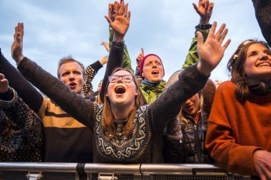 Traena, Norveç - 08 Temmuz 2016: Norveçli folk ve rock grubu Violet Road'un Traenafestival'deki konserinde seyirciler tezahürat yapıyor, Norveç'in küçük Traena adasında müzik festivali düzenleniyor