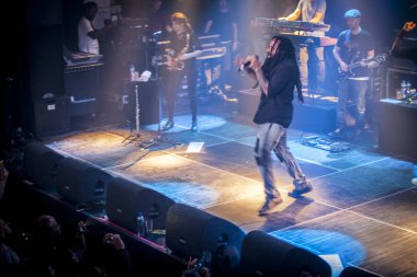 Amsterdam, Hollanda - 1 Temmuz 2016: kültürel ve dünya müzik festivali Roots Amsterdam kapsamında Melkweg'de reggae şarkıcıları Gentleman ve Ky-Mani Marley konseri