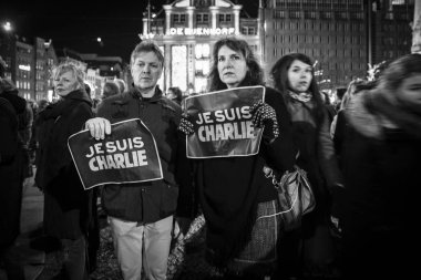 Amsterdam, Hollanda, 08 Ocak 2015: Paris'te Charlie Hebdo'ya yapılan saldırıyla dayanışma içinde şeytan, Fransa'da 07 Ocak'ta, scree diyor ki: Ben Charlie, bu hareketin sloggan'ıyım