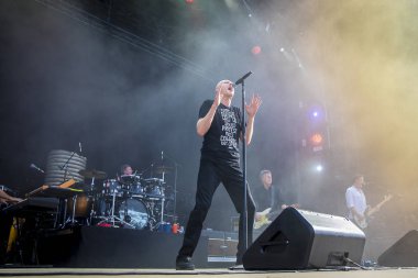 Nyon, İsviçre - 19 Temmuz 2017: Avustralyalı rock grubu Midnight Oil'in Paleo Festivali'nde konseri