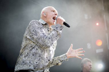 Nyon, İsviçre - 19 Temmuz 2017: Avustralyalı rock grubu Midnight Oil'in Paleo Festivali'nde konseri