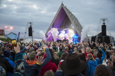 Traena, Norveç - 07 Temmuz 2016: Traenafestival'de Norveçli Dj Matoma seti, traena küçük adada müzik festivali gerçekleşiyor