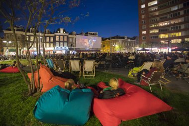 Amsterdam, Hollanda - 22 Ağustos 2018: 16-25/08/2018 tarihleri arasında düzenlenen Dünya Sineması Amsterdam'da Marie Heinekenplein'de Brezilya filmi Benzinho'nun açık hava gösterimi