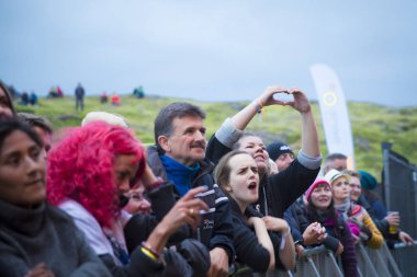 Traena, Norveç - 08 Temmuz 2016: Norveçli folk ve rock grubu Violet Road'un Traenafestival'deki konserinde seyirciler tezahürat yapıyor, Norveç'in küçük Traena adasında müzik festivali düzenleniyor