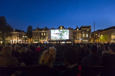 Amsterdam, Hollanda - 22 Ağustos 2018: 16-25/08/2018 tarihleri arasında düzenlenen Dünya Sineması Amsterdam'da Marie Heinekenplein'de Brezilya filmi Benzinho'nun açık hava gösterimi