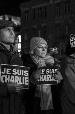 Amsterdam, Hollanda, 08 Ocak 2015: Paris'te Charlie Hebdo'ya yapılan saldırıyla dayanışma içinde şeytani bir yer, Fransa'da 07 Ocak