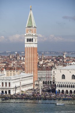 Venedik, İtalya - 10 Nisan 2016: Venedik tarihi, Piazza San Marco veya St. Mark Meydanı, Campanile ve Ducale veya Doge Sarayı 'nın havadan görünüşü. İtalya, Avrupa.