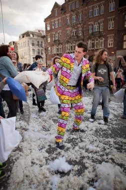 Amsterdam, Hollanda, Noord Holland - 5 Nisan 2014 Cumartesi - Baraj Meydanı'nda Yastık Savaşı