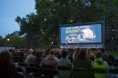 Amsterdam, Hollanda - 11 Ağustos 2018: 11-25/08/2018 tarihleri arasında düzenlenen Dünya Sineması Amsterdam'da De Troppen bahçesinde Kübalı sergio ve Serguei'nin açık hava gösterimi