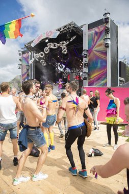 Amsterdam, Hollanda - 30 Temmuz 2017: Westerpark'taki Milkshake Festivali'nde güneşin altında dans eden insanlar