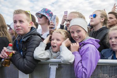 Traena, Norveç - 07 Temmuz 2016: Norveçli şarkıcı Astrid S'nin Traenafestivalen'deki konserinde tezahürat lar, küçük Traena adasında düzenlenen müzik festivali