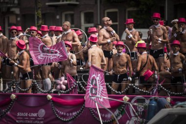 Amsterdam, Hollanda - 1 Ağustos 2015: Katılımcıların korunması insan hakları ve sivil eşitlik - Prinsengracht, Amsterdam Eşcinsel gurur geçit için yıllık olay