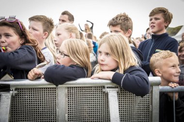 Traena, Norveç - 07 Temmuz 2016: Norveçli şarkıcı Astrid S'nin Traenafestivalen'deki konserinde tezahürat lar, küçük Traena adasında düzenlenen müzik festivali