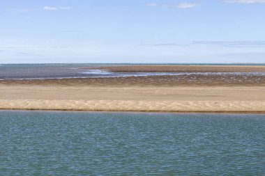 Deniz kıyısı manzarası, su, kumsal ve beyaz bulut, Royan, Fransa yakınlarında garonne halis