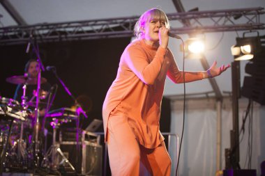Traena, Norveç - 08 Temmuz 2016: Norveçli Pop Indie şarkıcısı Katrin Froder'In Traenafestival'deki konseri, traena adasında müzik festivali gerçekleşiyor