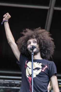 Amsterdam, Hollanda - 3 Temmuz 2016: Amsterdam Roots Open Air'de alternatif Electro-Hip Hop Faslı grup N3rdistan konseri, Oosterpark'ta ücretsiz halk kültür festivali düzenlendi