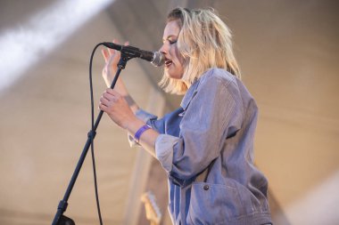 Traena, Norveç - 08 Temmuz 2016: Norveçli pop müzisyeni ve şarkıcı Dagny Norvoll Sandvik'in Traenafestival'deki konseri, küçük Traena adasında müzik festivali