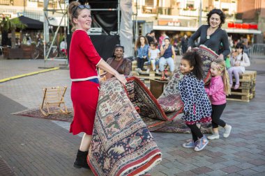 Amsterdam, Hollanda, 12 Eylül 2014, West'ival'de, Mercatorplein'de ücretsiz bir açık hava sinema ve kültür festivali. taramadan önce, hazırlık, insanlar etrafında asılı