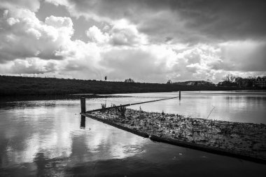 Kanal ile Dramatik Hollanda manzara , dike, ve bir fırtına önce bulutlar tehdit