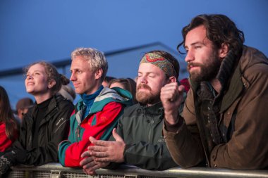Traena, Norveç - 9 Temmuz 2016: Norveçli elektronik müzik ikilisi Ost & Kjex'in Traenafestival'deki konserinde seyirciler tezahürat yapıyor, traena adasında müzik festivali gerçekleşiyor