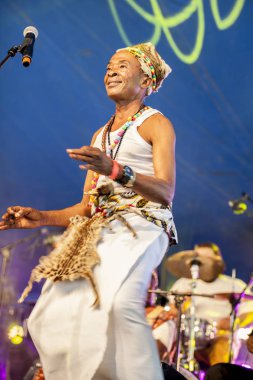 Amsterdam, Hollanda - 5 Temmuz 2015: Amsterdam Roots Open Air'de Kongolu grup Kasai Allstars'ın konseri, Park Frankendael'de 05/07/2015 tarihinde düzenlenen kültür festivali