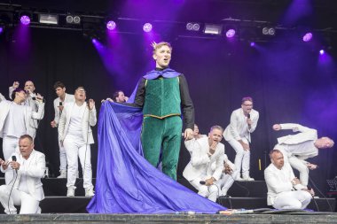 Traena, Norveç - 7 Temmuz 2017: Norveçli eşcinsel korosu Oslo Fagottkor'un Traenafestival'deki konseri, küçük Traena adasında müzik festivali