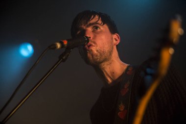 Amsterdam, Hollanda - 11 Şubat 2016: Hollandalı indie rock üçlüsü Bombay'ın Ot301 konserinde Albüm Yayın Gösterisi için konseri