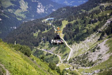 Yaz aylarında alp manzara üzerinde aşırı bir Zip-line uçuş için gidiyor Adam, Alpler dağ masifi, Kanton Vaud ve Valais, İsviçre Alpleri, İsviçre