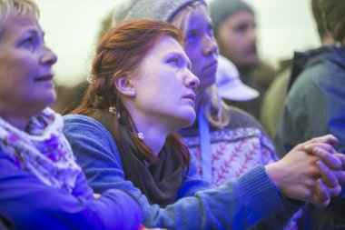 Traena, Norveç - 10 Temmuz 2013: Norveçli şarkıcı Hekla Stalstrenga'nın Traenafestival'deki konseri sırasında, küçük Traena adasında müzik festivali gerçekleşiyor
