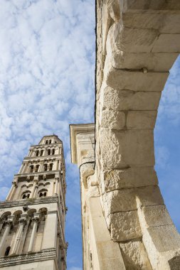 Bir Roma kemerli Saint Domnius Katedrali Çan Kulesi, Split Hırvatistan.