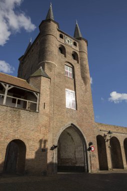Kırmızı tuğlalarla inşa edilmiş eski şehir kapısı, Zuidhavenpoort, Zierikzee, Hollanda
