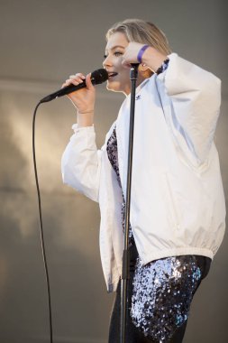 Traena, Norveç - 07 Temmuz 2016: Norveçli şarkıcı Astrid S'nin Traenafestival'deki konseri, küçük Traena adasında müzik festivali