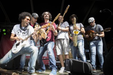 Amsterdam, Hollanda - 3 Temmuz 2016: Alternatif Cezayirli grup Djmawi Africa'nın Amsterdam Roots Open Air konseri, Oosterpark'ta düzenlenen ücretsiz halk kültür festivali