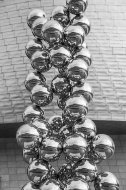 Bilbao, İspanya - 19 Mart 2015: Niki de Saint Phalle sergisi sırasında Bilbao 'daki Guggenheim Müzesi (27 Haziran 2015)) 
