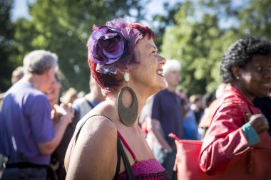 Amsterdam, Hollanda - 3 Temmuz 2016: Dünya müziği Afrikalı grup Baba Commandant ve Mandingo Band'in Amsterdam Roots Open Air'de konseri, Oosterpark'ta düzenlenen ücretsiz halk kültür festivali