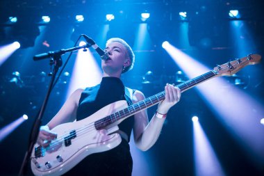 Amsterdam, Hollanda - 22 Ekim 2017: Amerikalı alternatif rock grubu Pins konseri, Breeders'ın Amsterdam'daki Venue Melkweg'deki destek hareketi