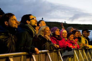 Traena, Norveç - 13 Temmuz: Traenafestival'de Alman müzisyen ve şarkıcı Patrice konseri sırasında, Norveç'in küçük Traena adasında düzenlenen müzik festivali.