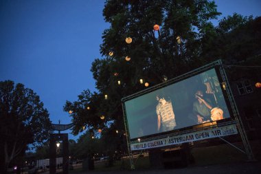 Amsterdam, Hollanda - 11 Ağustos 2018: 11-25/08/2018 tarihleri arasında düzenlenen Dünya Sineması Amsterdam'da De Troppen bahçesinde Kübalı sergio ve Serguei'nin açık hava gösterimi