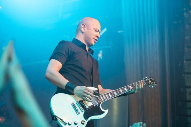 Amsterdam, Hollanda - 19 Mart 2017: Kanadalı hard rock heavy metal grubu Danko Jones'un Melkweg konseri