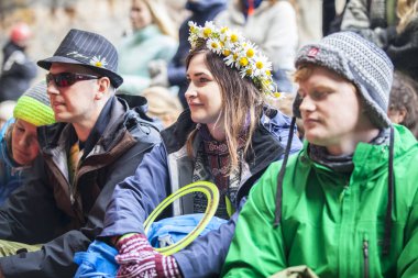 Traena, Norveç - 11 Temmuz 2015: Norveçli şarkıcı Anneli Drecker'ın Sanna Adası'ndaki Kirkehelleren katedral mağarasında ki konserinde, Traenafestival'de, traena adasında müzik festivali düzenlendi