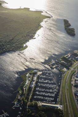 marina, otopark, feribot tekne terminali a dike, Friesland, Hollanda ile bir liman havadan görünümü