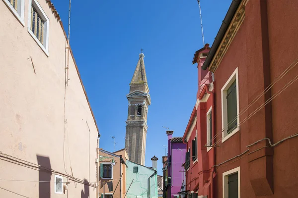 Färgglada Fasader Med Levande Färger Och Spira San Martino Kyrkan — Stockfoto