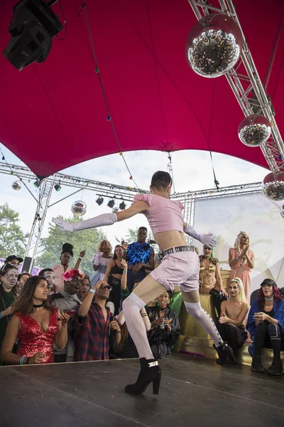 荷兰阿姆斯特丹 2017年7月29日 舞蹈演员在韦斯特帕克的牛奶奶昔节上表演 — 图库照片