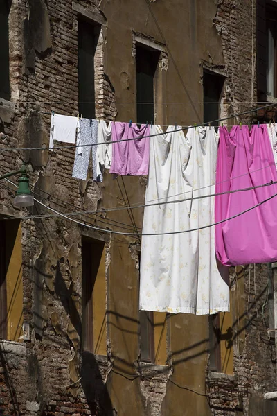 Typical Venetian Decrepit House Facade Laundry Hanging Dry — Stock Photo, Image