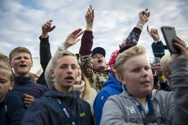 Traena Norwegia Lipiec 2016 Publiczność Fanów Doping Koncercie Norweskiej Piosenkarki — Zdjęcie stockowe