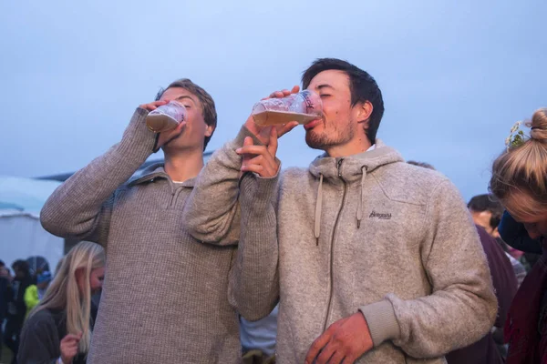 Traena Noruega Julio 2016 Dos Hombres Bebiendo Cerveza Concierto Del — Foto de Stock