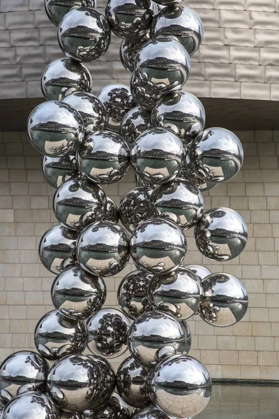 Bilbao, İspanya - 19 Mart 2014: Bilbao'daki Guggenheim Müzesi önünde Anish Kapoor'un yansımaları ile 80 paslanmaz çelik toptan oluşan Heykel 