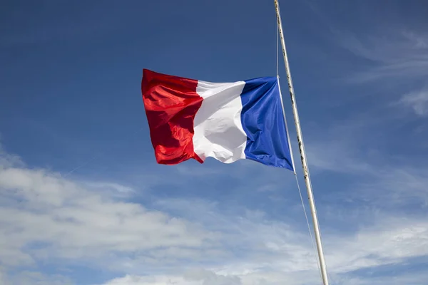 青い空の背景の前の風に浮かぶフランスの旗 — ストック写真