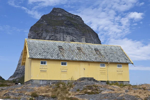 Żółty Skandynawski Drewniany Dom Wyspa Traena Norwegia — Zdjęcie stockowe
